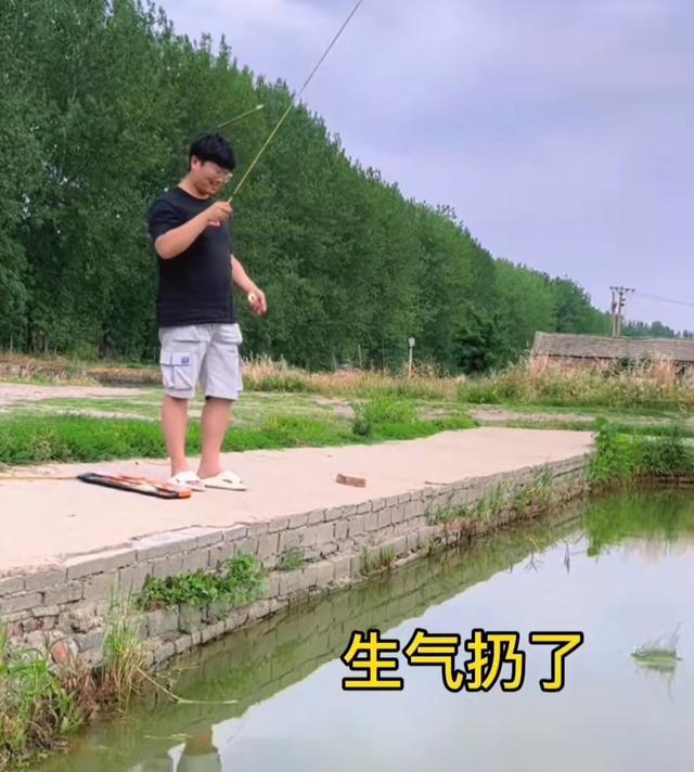 饵料|不愧是亲家！田新豪陪老父亲钓鱼，网友：田爸姚爸爱好一样