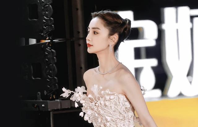 高圆圆|艺人金鸡奖受访被拍大头特写，baby法令纹尽显，高圆圆颜值大扣分