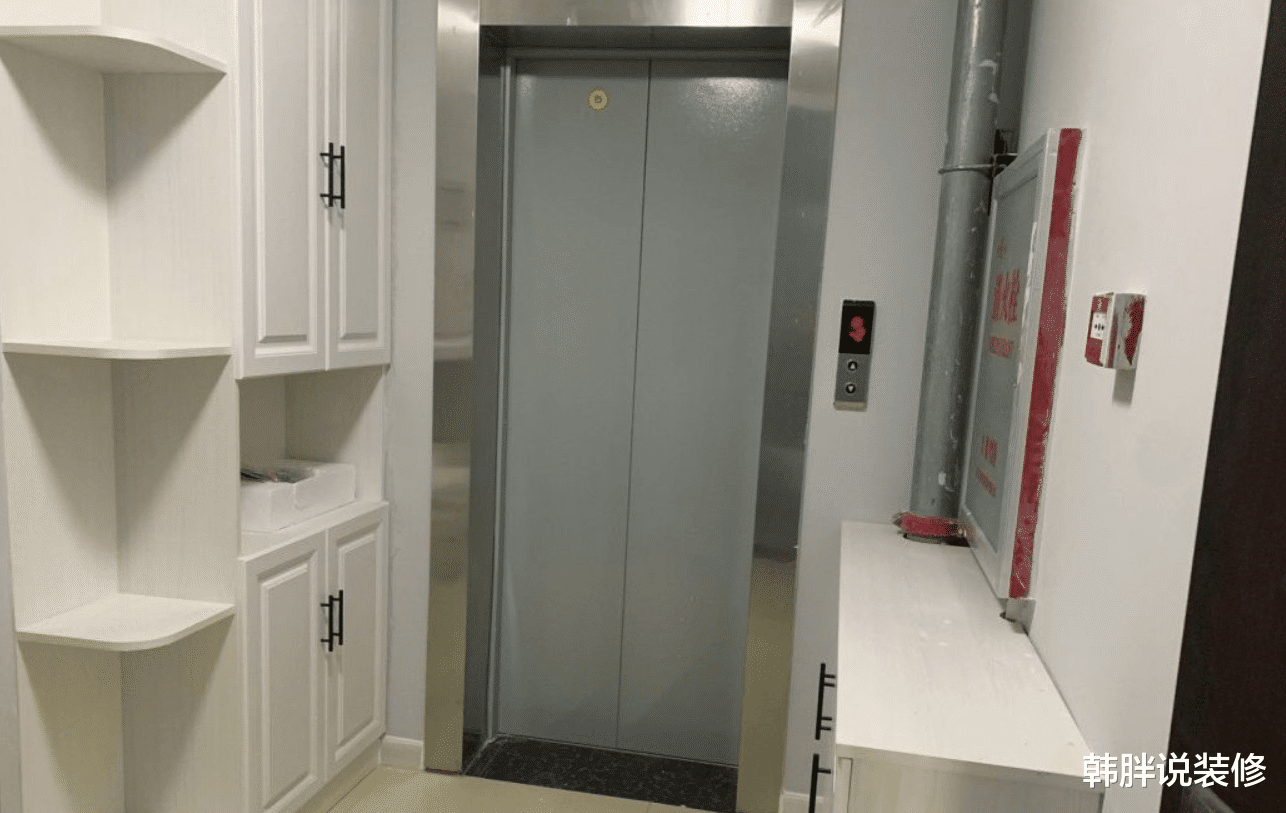 邻居把鞋柜装在电梯口，物业不以为然：一梯两户，你家也能放一个