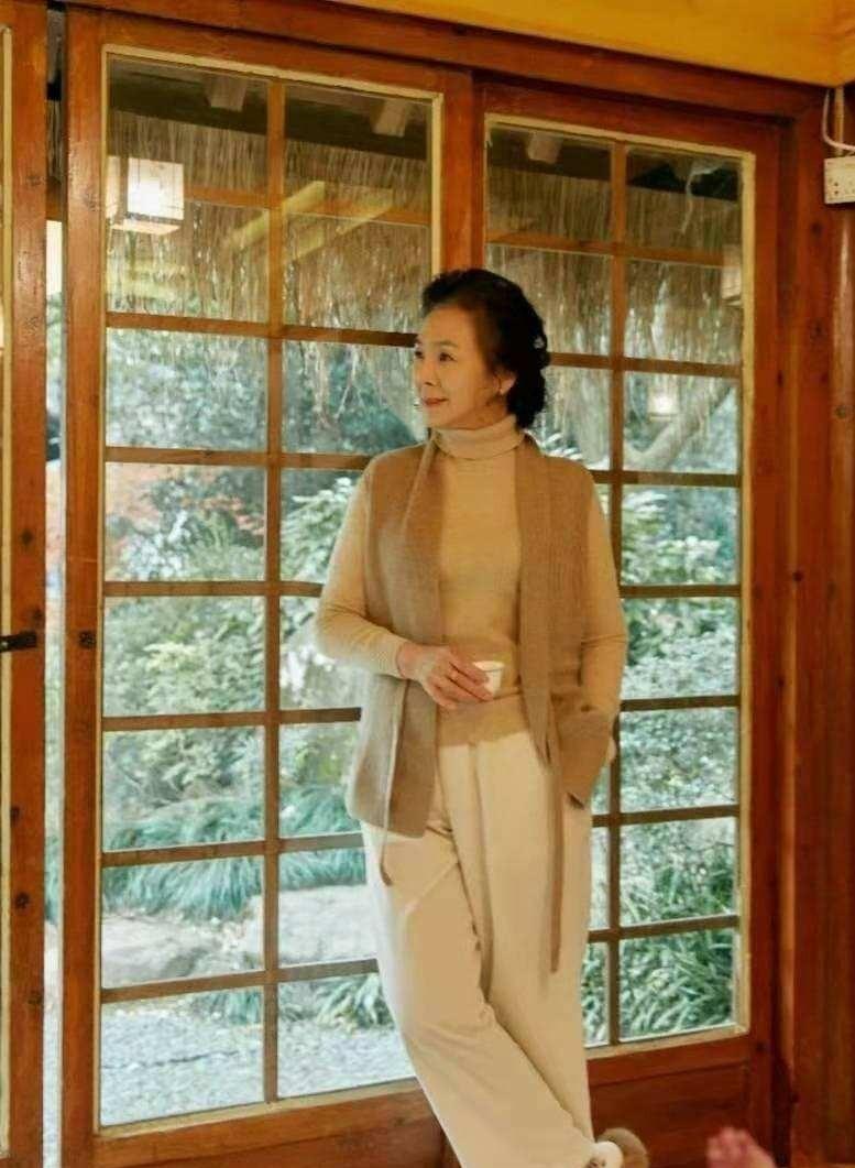 打底裤 到老都优雅的女人：不穿打底裤、不烫羊毛卷，美得真实还有气质