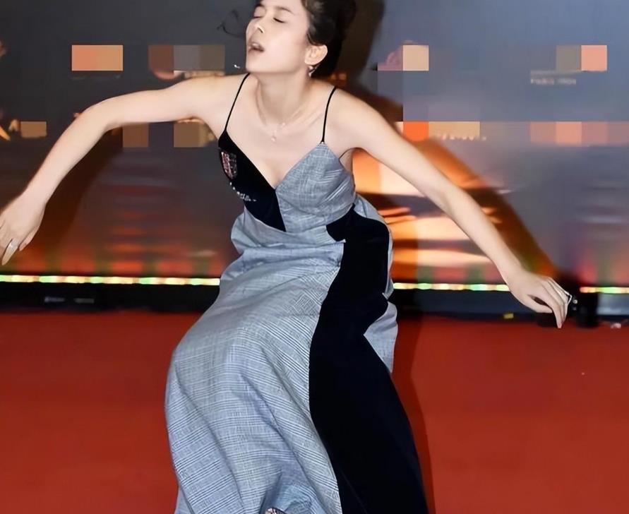 TOKIO|金晨的窘境,折射出娱乐圈“畸形”的审美