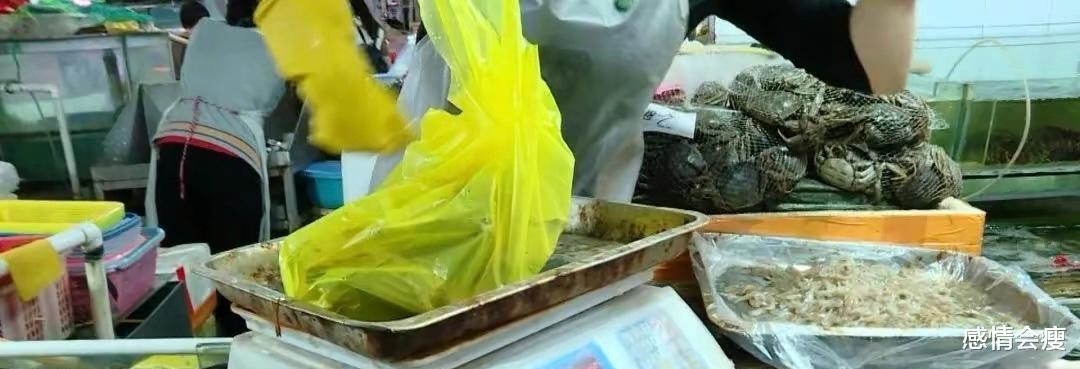 广西南宁,女子到市场买大闸蟹时被缺斤少两后,又怀疑卖家掉包