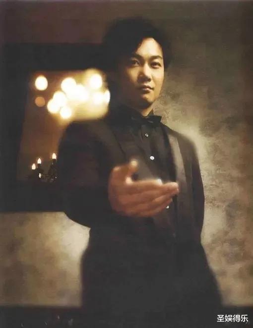 毁容|凭借一首歌成名,被伴舞连砍三刀,毁容后遭人厌弃,如今身价过亿