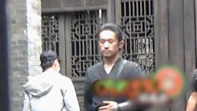 易烊千玺|易烊千玺《满江红》路透照流出，状态大好，小兵张大有模有样