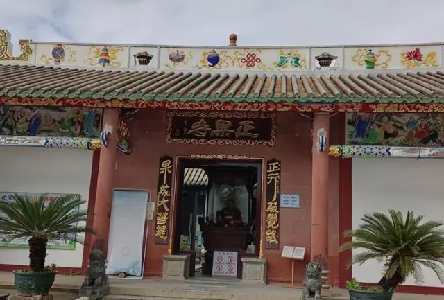 1996年,村民在清理佛像时,泥胎脱落露出头盖骨,专家:全是真身