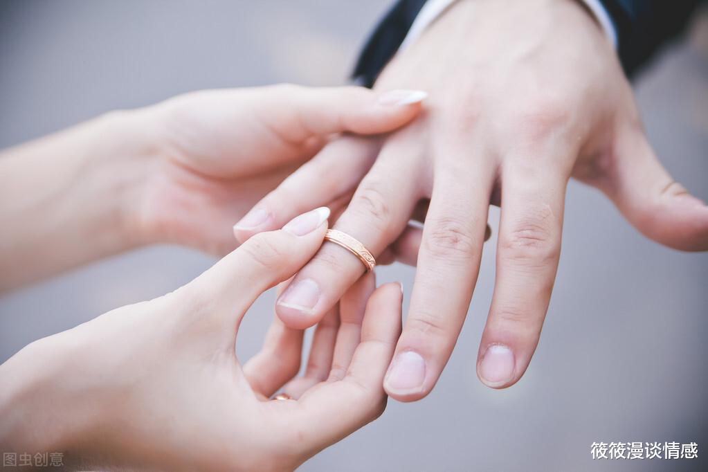50岁大妈再婚36岁男人半年,大妈:年纪大了,爬不动山了