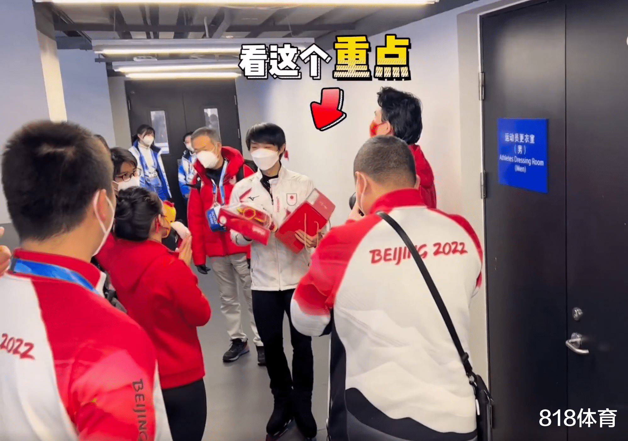 冰墩墩|笑喷! 羽生结弦喜提马达引擎赠送限量版冰墩墩, 柳鑫宇6度公主抱羽生