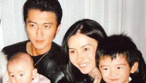 谢霆锋|53岁王菲一袭禅式便装素颜朝天，被网友说已经老迈，配不上谢霆锋