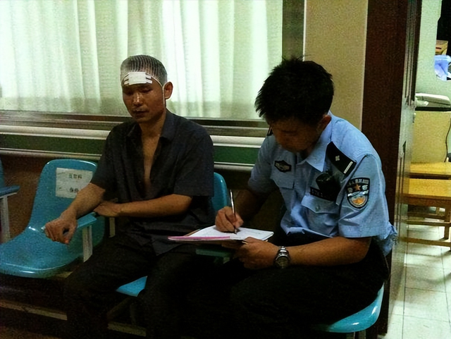 湖南一男子当街殴打女子,女方慌忙呼救,路过的大哥出手制止
