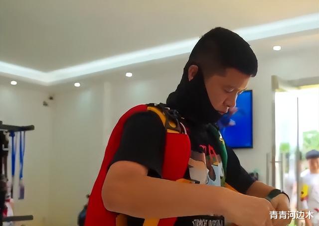 批友官宣爱!两人隔着口罩接吻,男的属牛的疑似49岁的男子威胁说要成为女孩的偶像