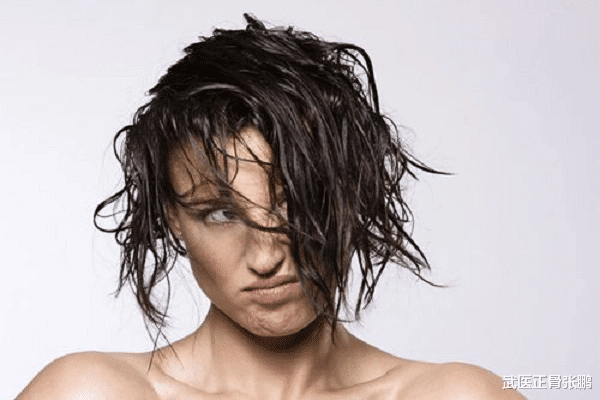 玫瑰 炎热的夏天头发为什么容易油腻?3个小窍门帮助大家保持头发清爽