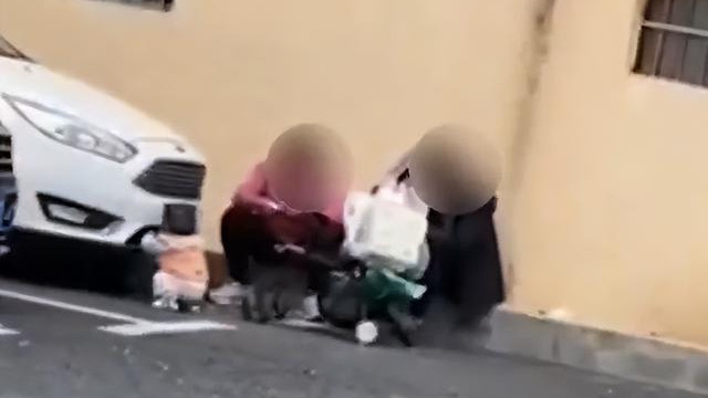 男子交不起房租带妻儿住公园4月！