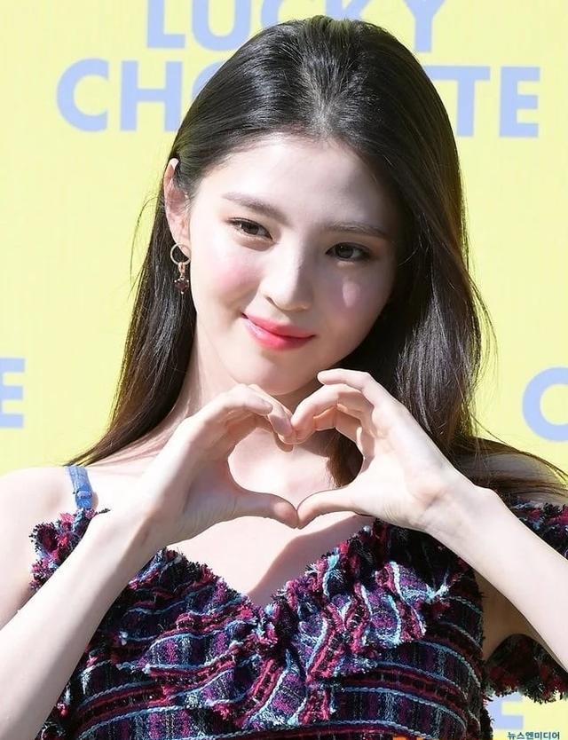 |暴瘦感消失!韩韶禧机场照曝帅气眉钉造型引热议,女神状态回归