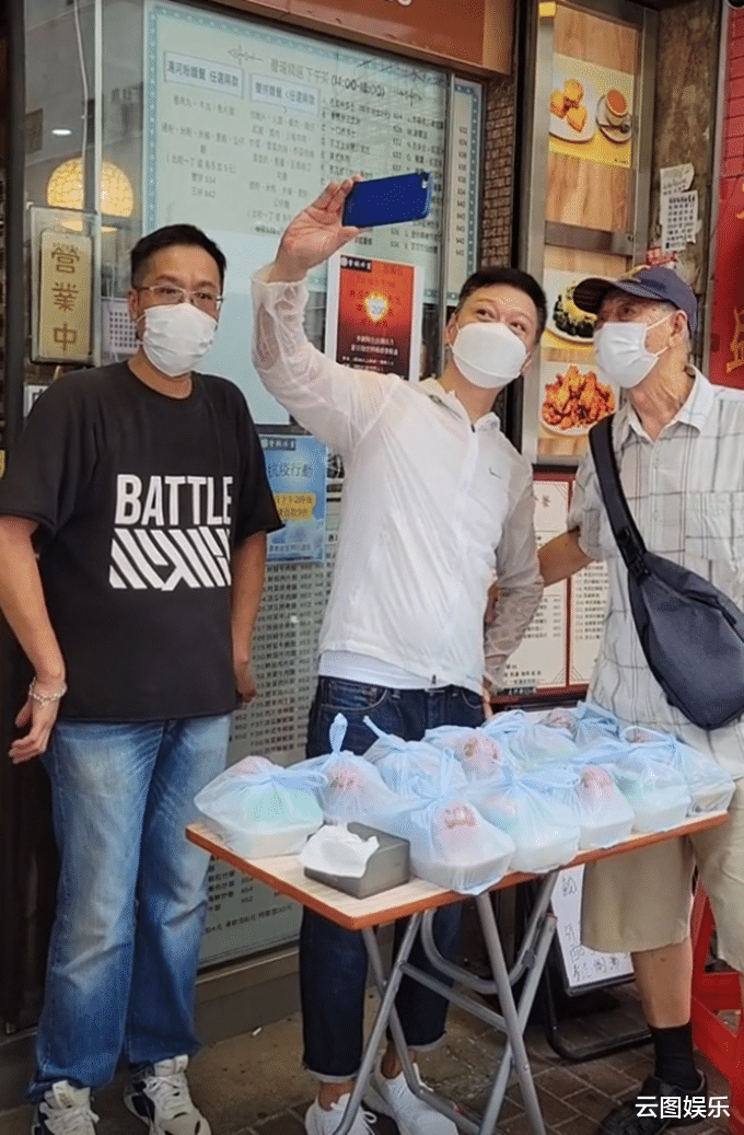 陶大宇|陶大宇街边当志愿者!低头弯腰派饭显恭敬,汗水浸湿衣服毫不在意