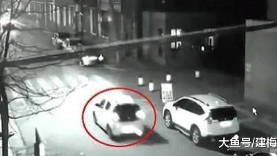 女子深夜上了黑车，不小心将自己的秘密说漏了嘴，惨被司机拖进大山中