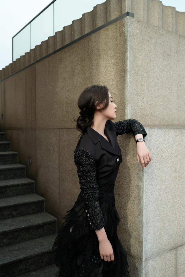 刘诗诗|刘诗诗生日也不得闲！穿皮质套装庆生美翻全场，笑容甜美乐开了花