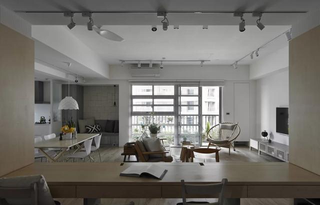 客餐厨做开放式设计,U型柜体做隔断,划分3大功能区多个书房