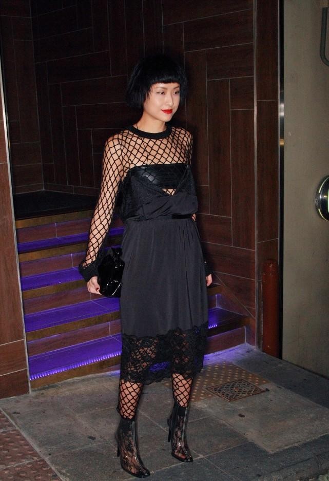 硬糖少女303|徐濠萦不愧是陈奕迅的老婆，穿黑衣把两边“挖空”，马甲线抢镜了