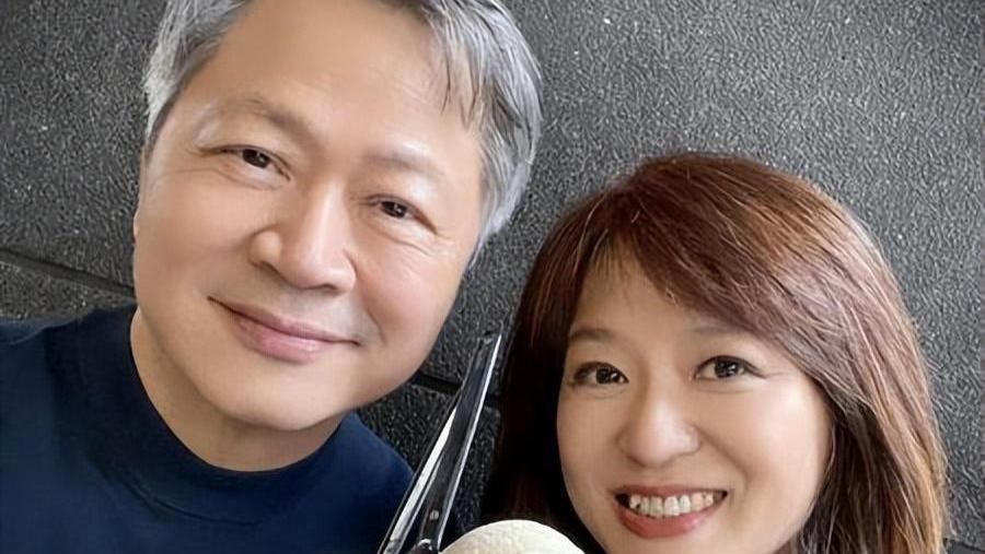 赖岳谦|64岁名嘴，赖岳谦，官宣二婚！小12岁妻子曝光！