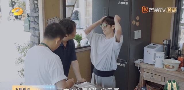 《向往6》迎最嚣张飞行嘉宾！疯狂呛声何炅，捕鱼误伤黄磊却在笑