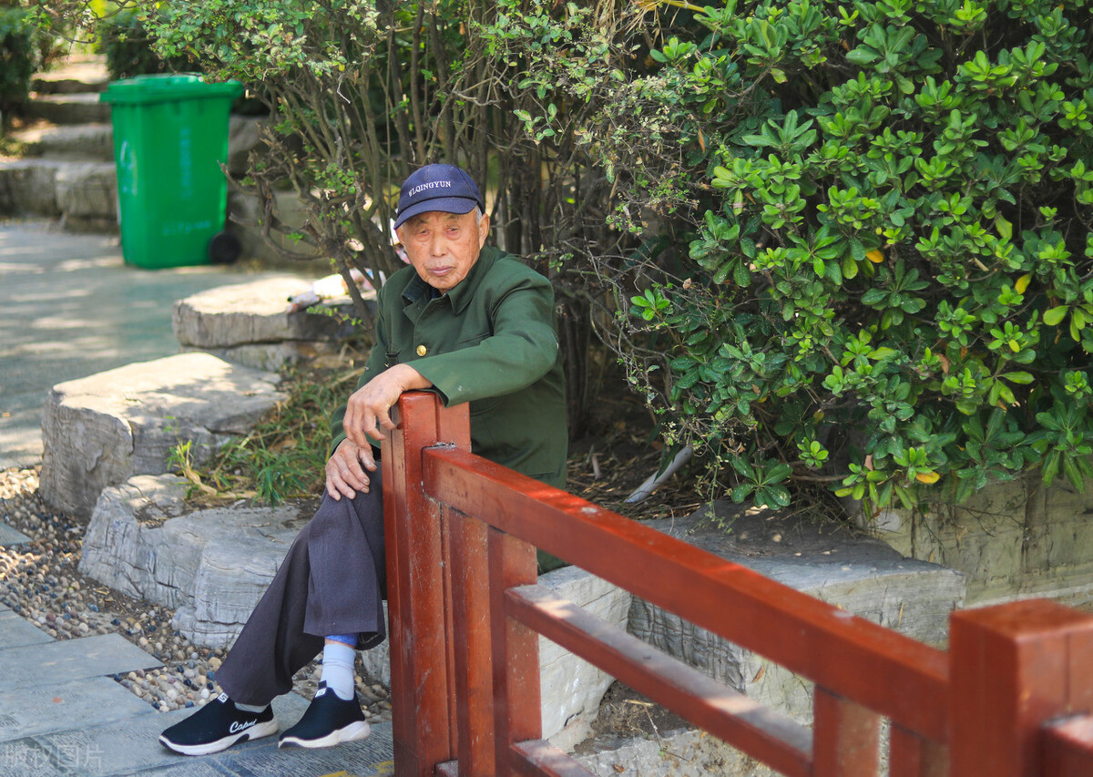 34岁女保姆四次表白大爷,惨遭拒绝,大爷:我虽然老,但我不笨