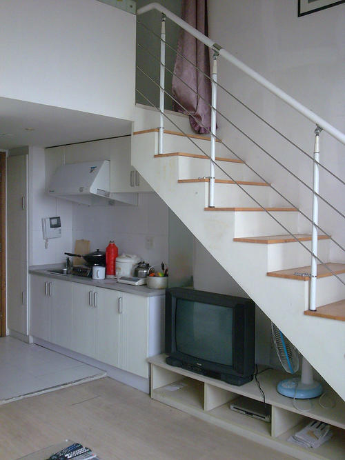 拿到房后我很好奇:明明买的是跃层,为什么开发商不把楼梯现浇好?