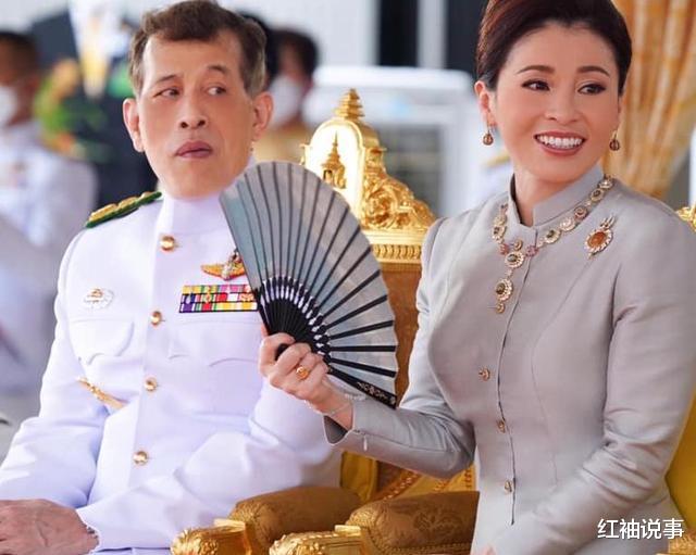 苏提达|苏提达瘦成了纸片人，泰式礼服勒出蚂蚁腰，泰王直勾勾盯着欣赏