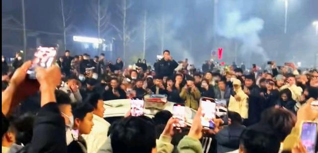 河南:因放烟火引发骚乱,多人将打砸掀翻警车,现场画面曝光