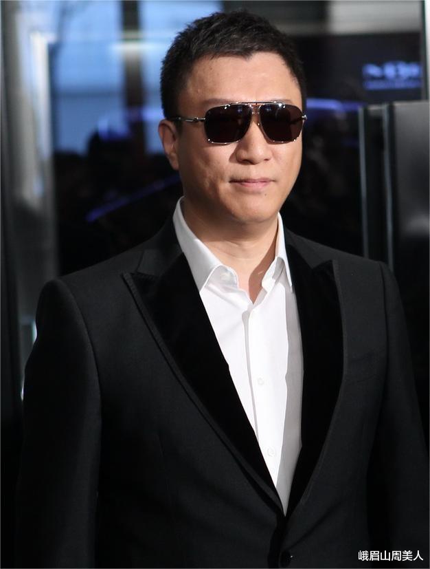 发型 男人过了40岁，别总剪“板寸头”，看着油腻也不帅，不招女生喜欢