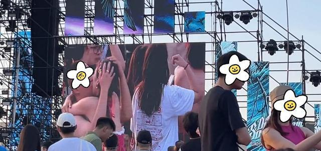 情侣在音乐节被大屏幕抓拍，两人立即拥吻，网友：确定不是挡脸吗