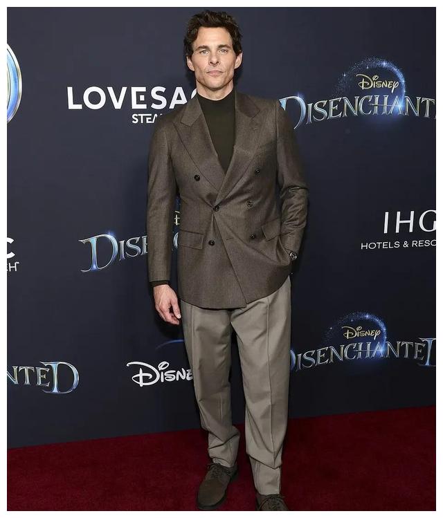 艾米·亚当斯身穿深v紫红礼服亮相《魔法奇缘2》的洛杉矶首映式