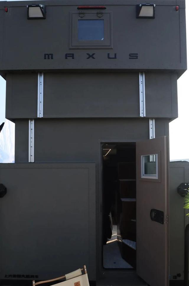 四驱三把锁，小阁楼+尾露台，移动别墅-大通探索家珠峰重卡房车