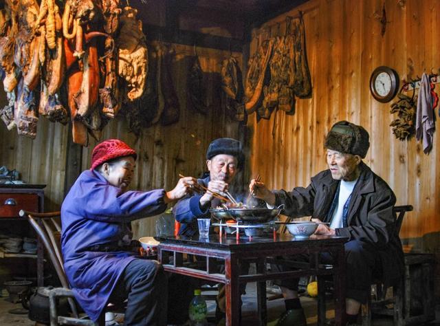 机器|老式高木凳的消亡,中国木匠或将失去卯榫技术,木师傅变为钉师傅