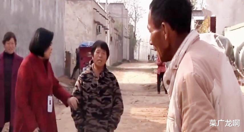 男子抛妻弃女30年,得知女儿考上研究生,求相认却被前妻喊给我滚