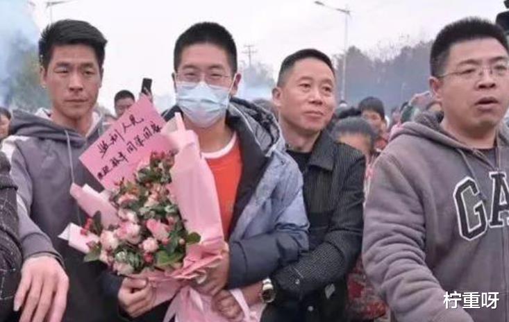 |孙卓回到深圳后，孙妈妈晒孙海洋头上漩涡，头顶发量稀疏惹心疼