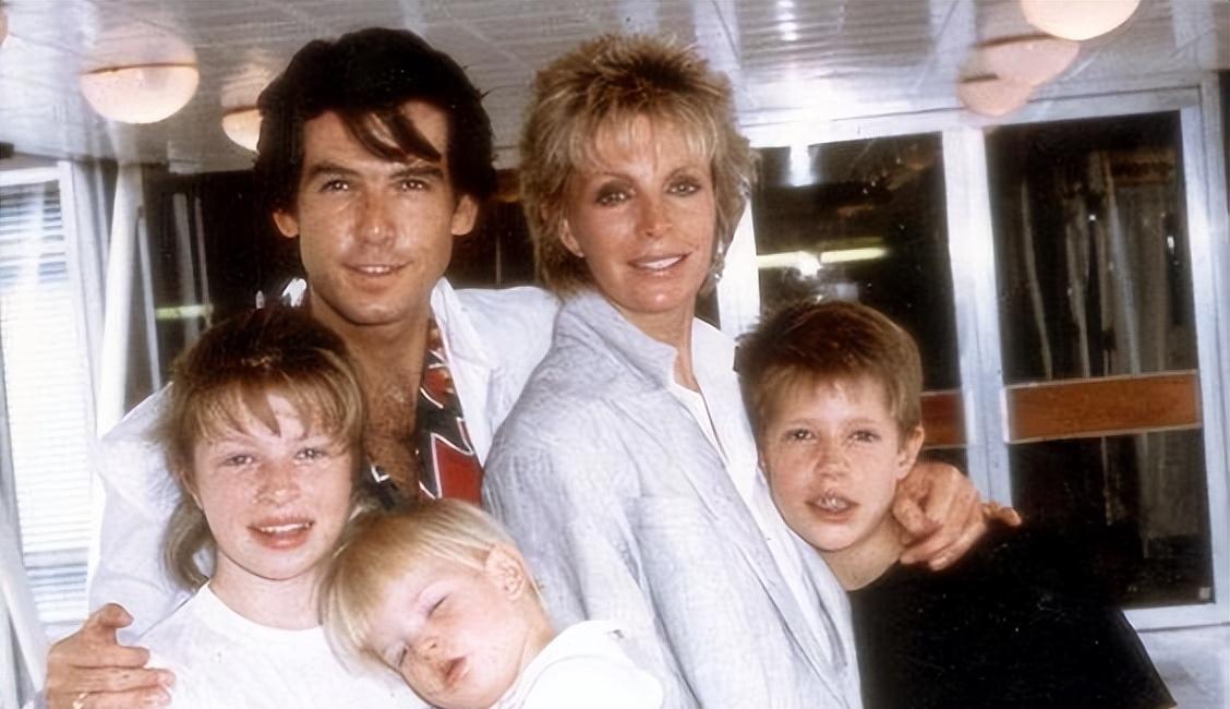 布鲁斯南|宠妻标杆“007”:结婚28年,妻子胖到260斤不嫌弃,只爱她一人