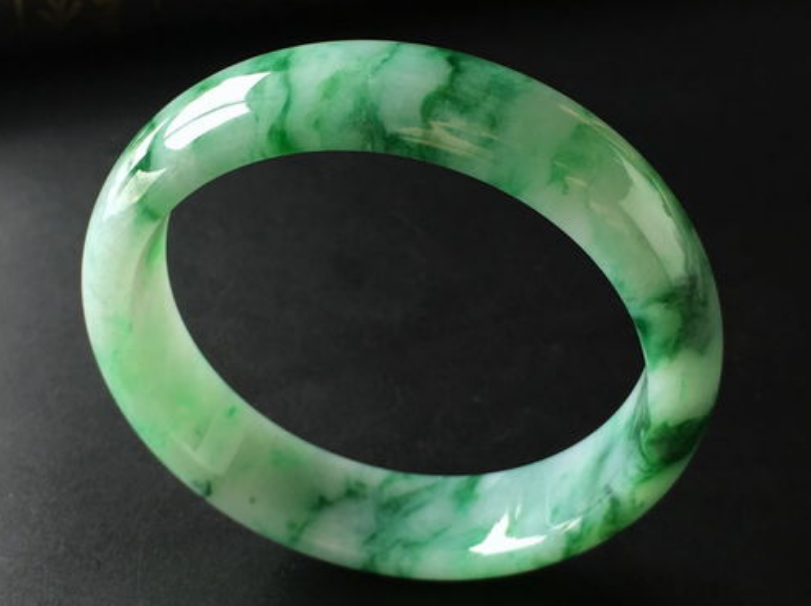 翡翠手镯|翡翠手镯越昂贵越好吗?怎么买翡翠手镯呢?这样的才更适合我们