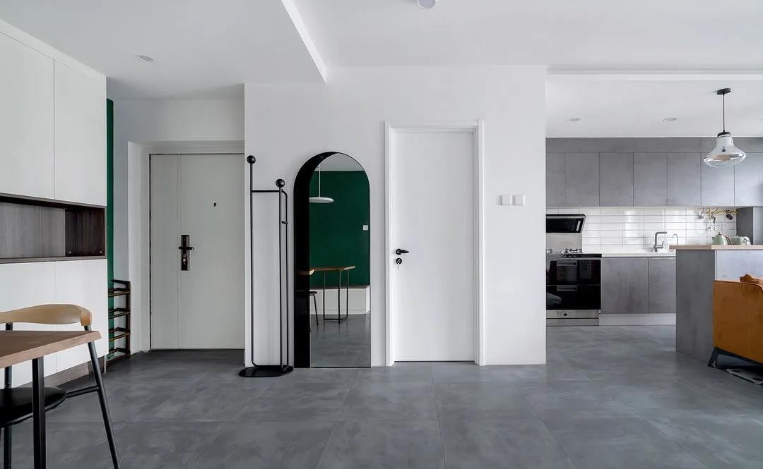 走进她家，就被简约干净的氛围吸引，室内清爽明亮，生活非常幸福