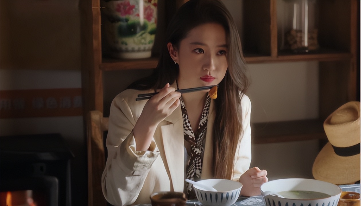 刘亦菲|吃得越狠演技越稳!刘亦菲“吃花卷”,能让多少女演员脸红?