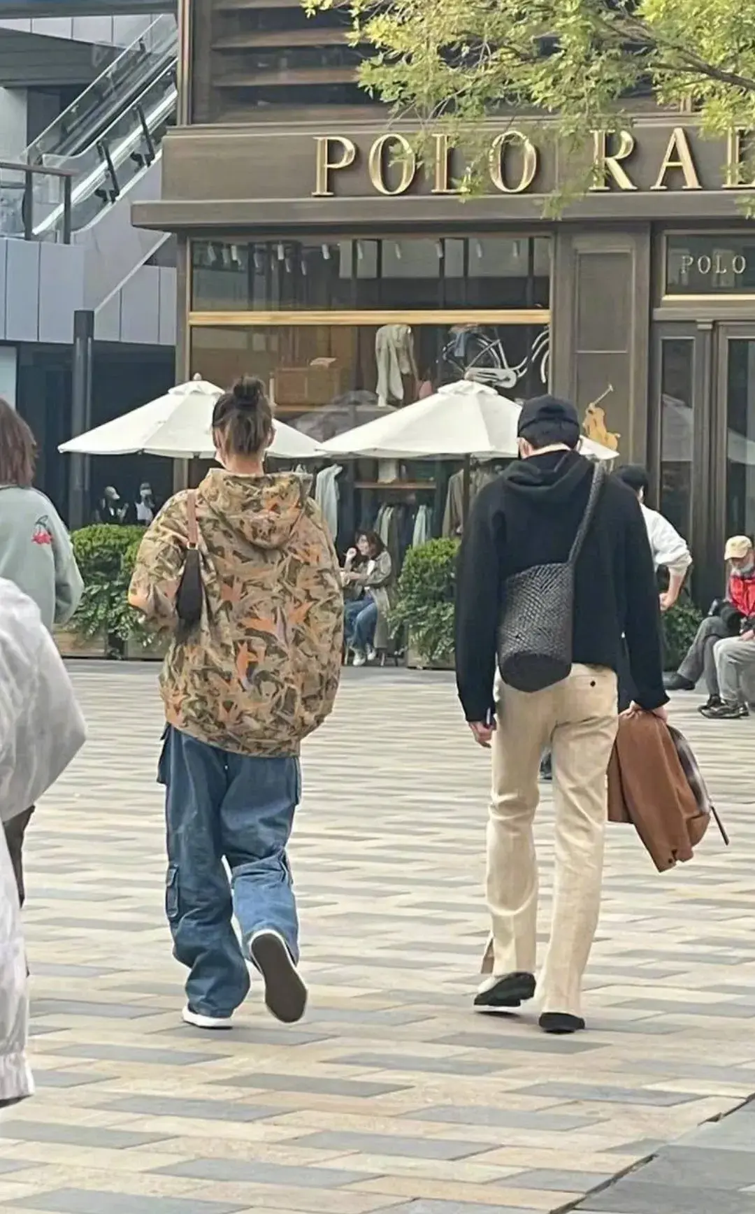 井柏然|井柏然、刘雯同居，画面曝光，两人住7万一平公寓，一同做核酸出门