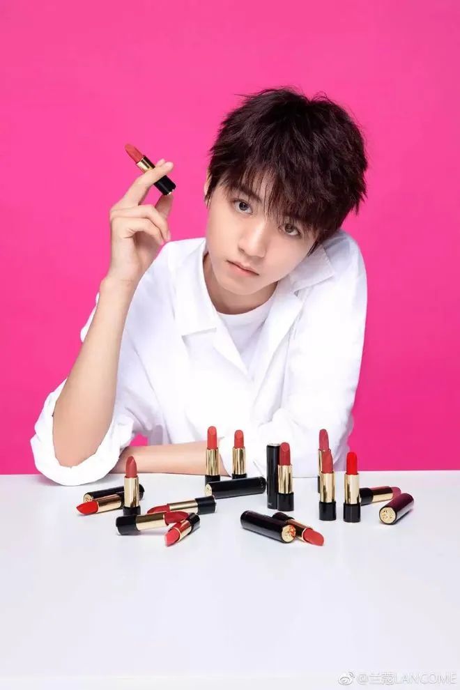 明星 胡茬红唇，救命，代言化妆品的男明星太吓人了