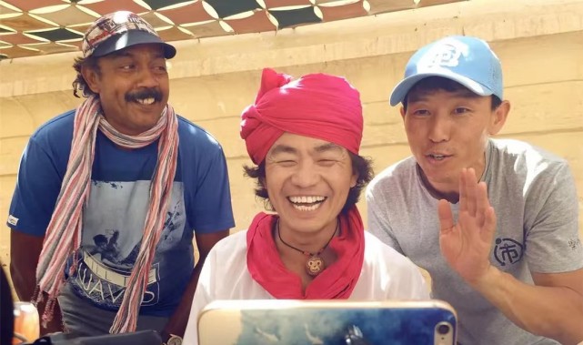 王宝强|王宝强近况曝光,再当导演现身开机仪式,胡子拉碴身材浮肿显沧桑