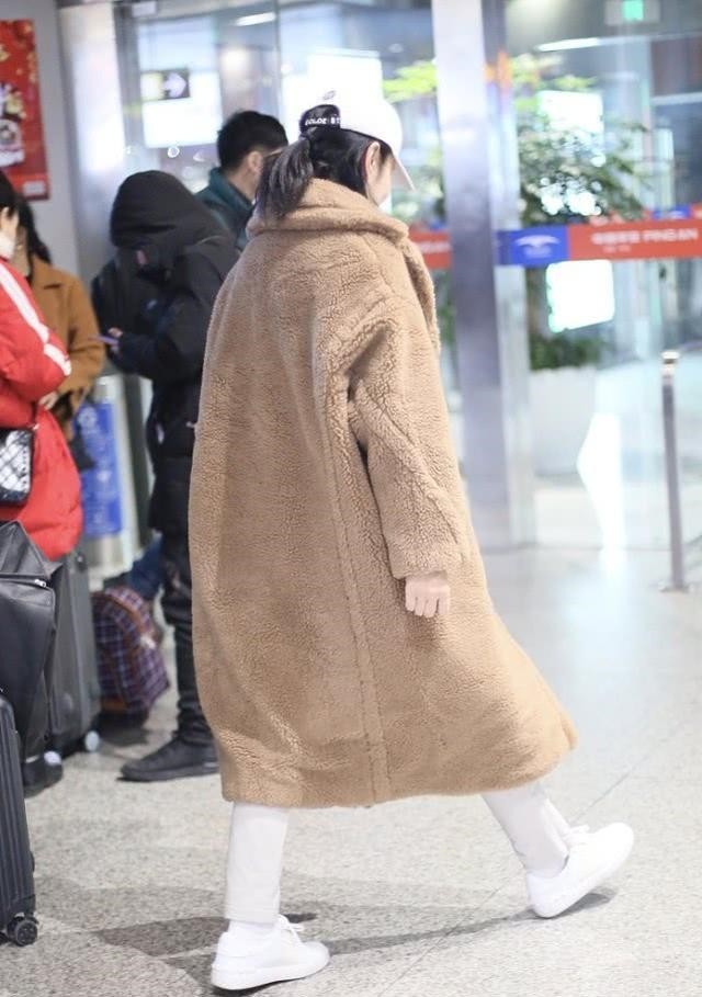 泰迪|周涛素颜机场照曝光，穿泰迪大衣臃肿又显胖，全靠气质撑起