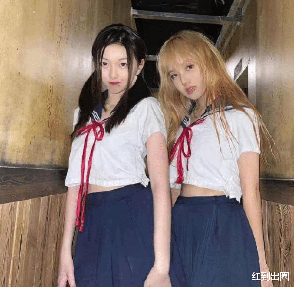 李嫣|15岁李嫣和闺蜜聚会,露出一截腹部扮性感,五官大变差点没认出