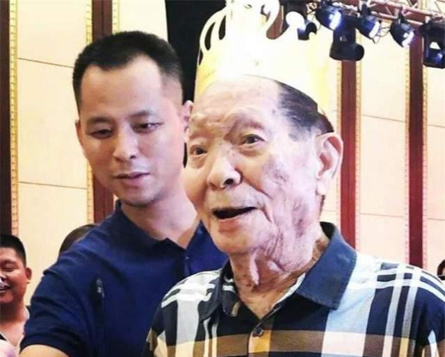 袁隆平院士的爱情:邓哲请嫁给我吧,我们赶紧去市政府把证办了吧