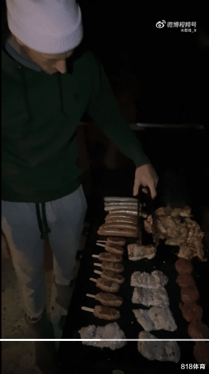周琦|真香! 周琦受邀去克里克豪宅BBQ烧烤, 晒队长烤牛排香肠: 我的厨子!
