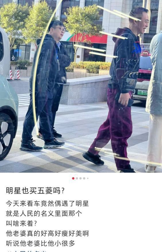侯勇|55岁侯勇带娇妻买车,女方身材高挑颜值出众,同框照被指像父女