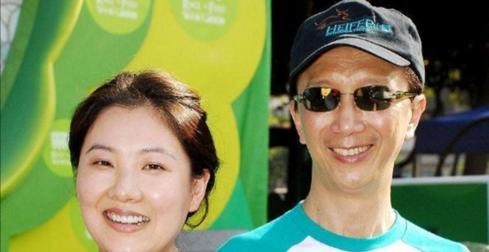 伏明霞|24岁的伏明霞,为什么愿意跟着50岁的梁锦松,还给他生了3孩子?