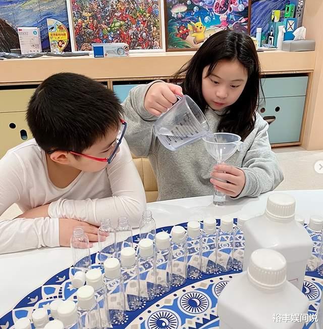 易烊千玺|刘銮雄甘比大女儿罕有分享近照！浓眉大眼模样清纯，身家已超10亿