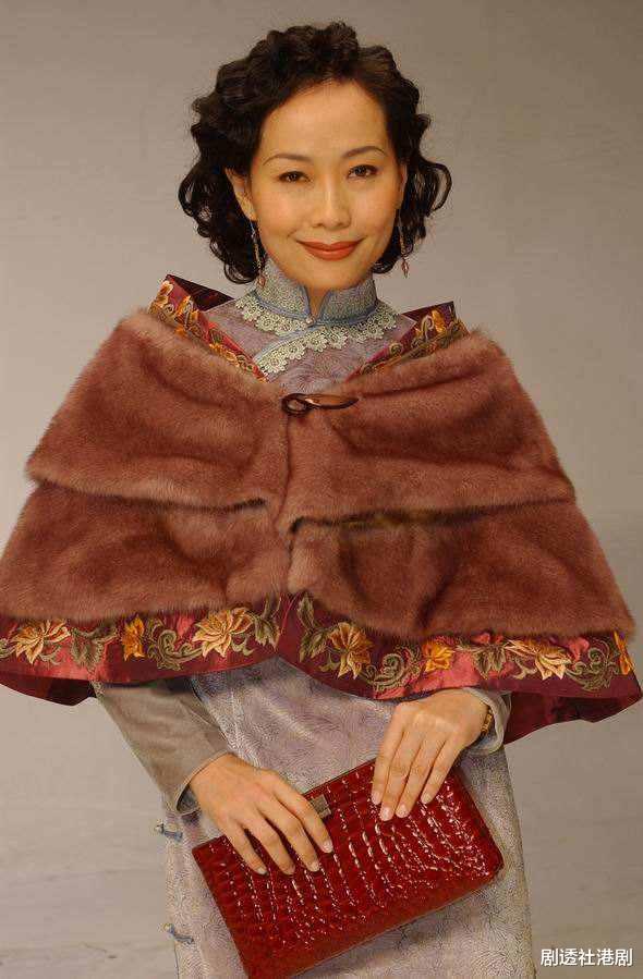 叶童|58岁叶童一头金发亮相,自曝穿迷你裙遭围攻,感慨被贴年龄标签